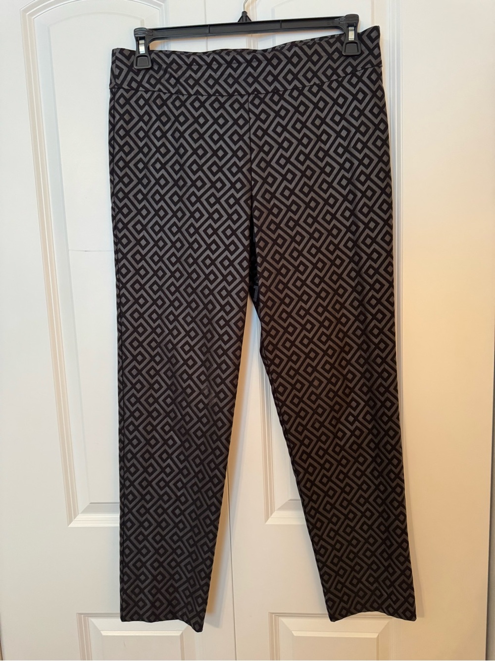 Women's Krazy Larry Black Pull-On Ankle Pants. Black and silver design. Size 14.